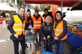 Friends of Boroume from Australia participate as volunteers in "Boroume at the Farmers’ Market"