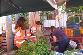 The students of the school of Ursulines go to the market for.. a good cause!