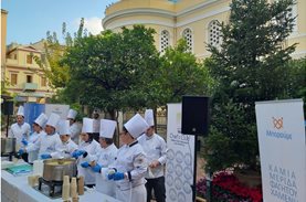 A Christmas cooking action in the commercial triangle of Athens