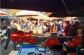 Μια ξεχωριστή ομάδα εθελοντών στη Λαϊκή αγορά της Πανόρμου